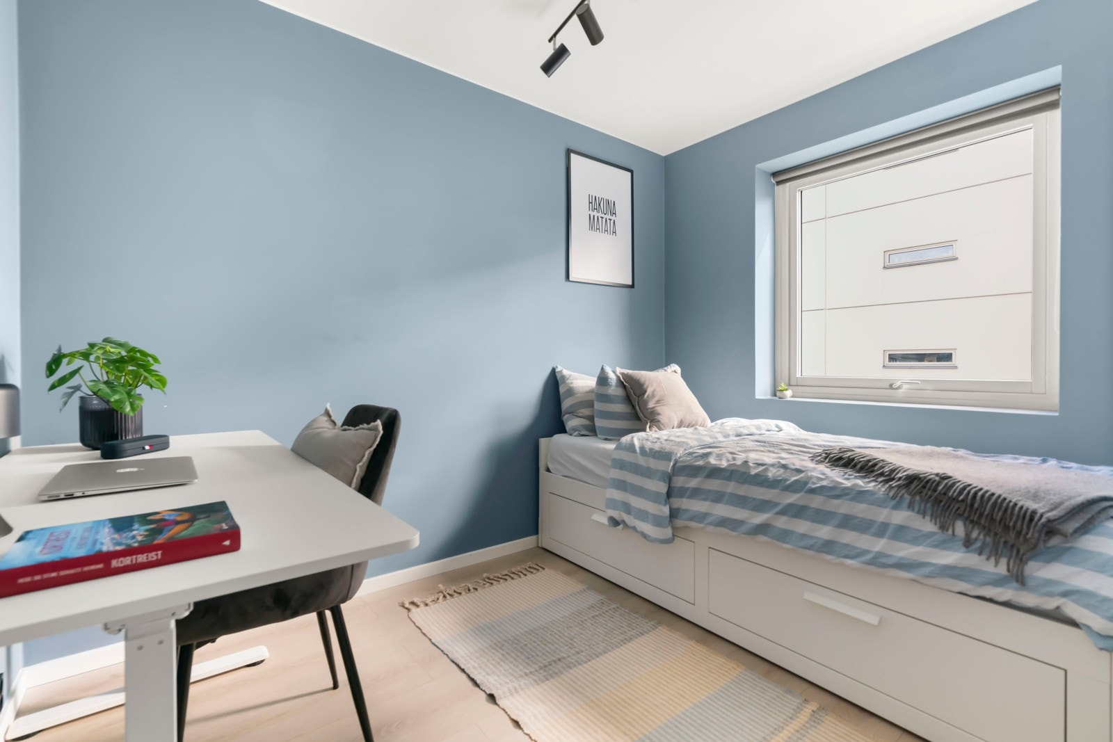 Lyst og luftig soverom med plass til seng, skrivebord og garderobe. Galleribilde