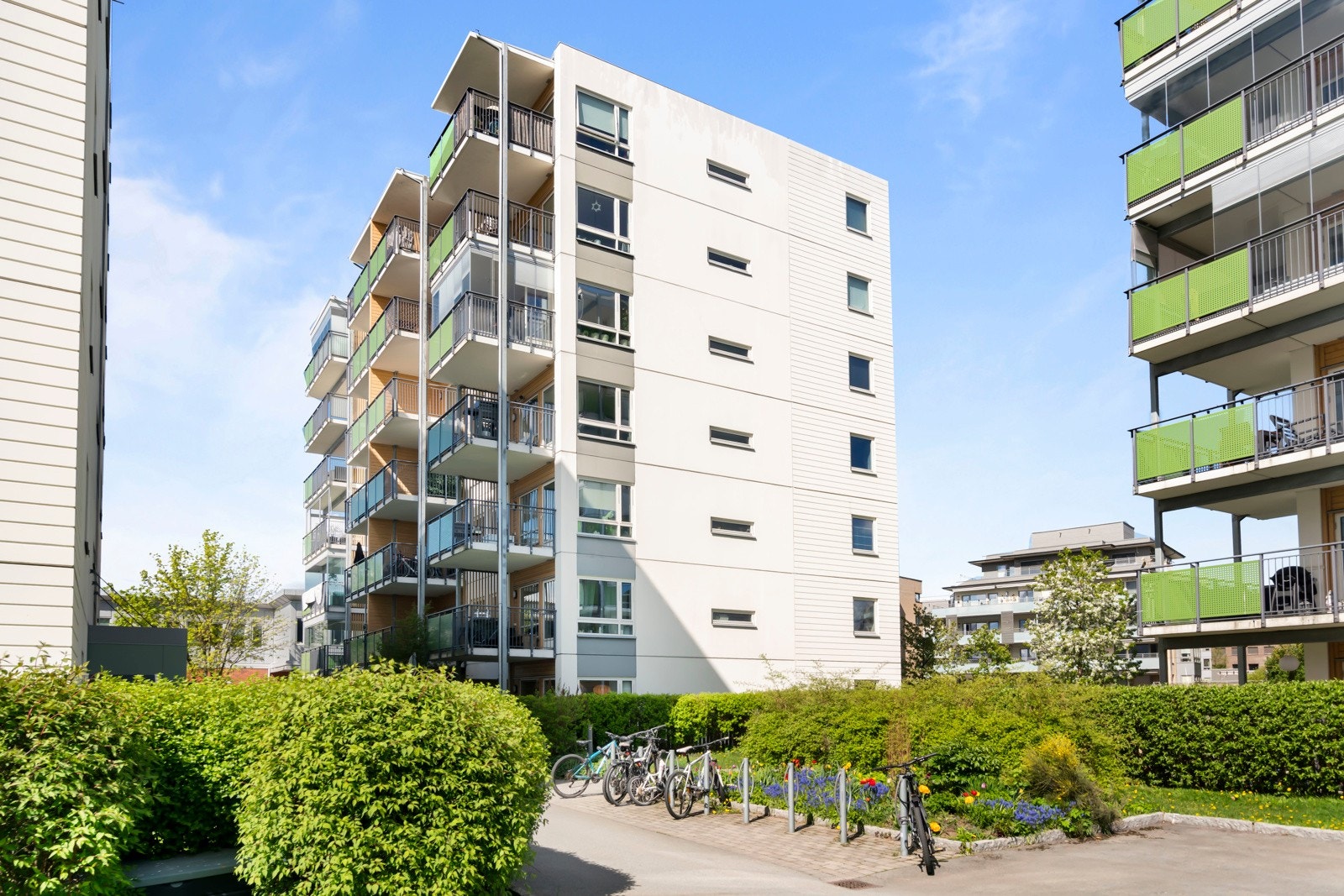 Området består av eneboliger samt nyere boligblokker med idylliske fellesareal hvor du finner lekeområder, grøntareal og vannspeil. Galleribilde