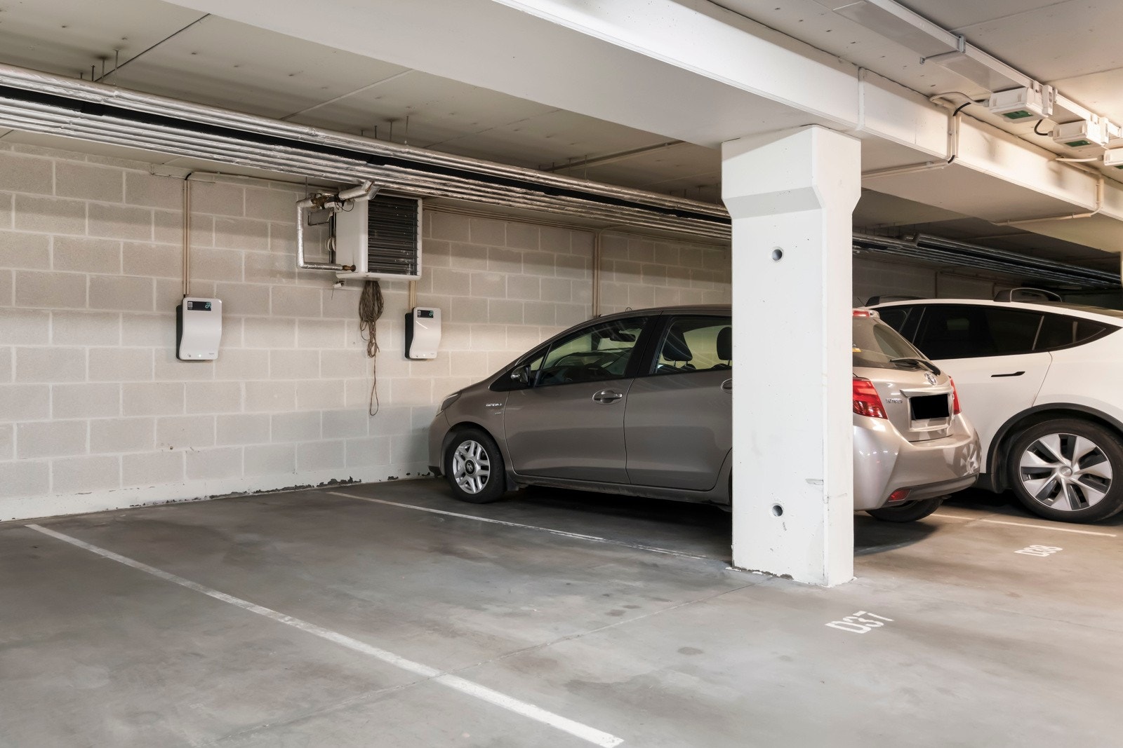 Det medfølger garasjeplass i Frydenberg garasjesameie med heisadkomst. Her står bilen trygg og varm året rundt, og garasjeanlegget kan åpnes med både nøkkel og telefon. Galleribilde