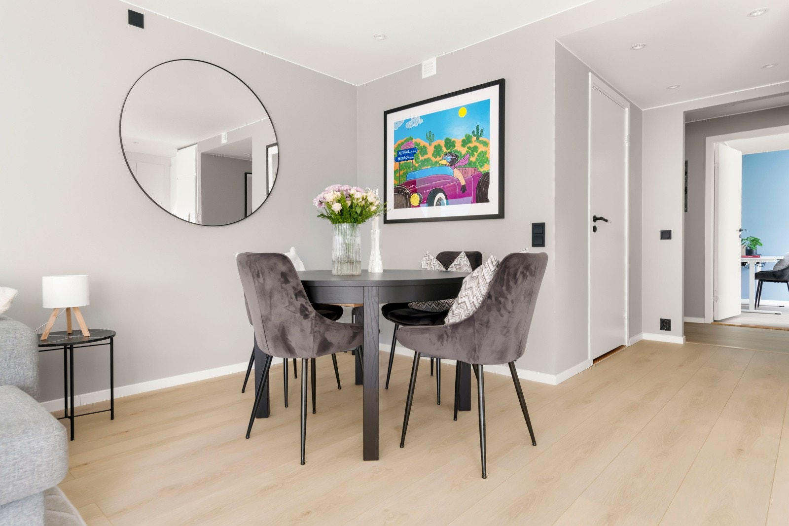 Det er god plass til stor sofagruppe med tilhørende møblement, samt spisebord som rommer hele familien. Galleribilde