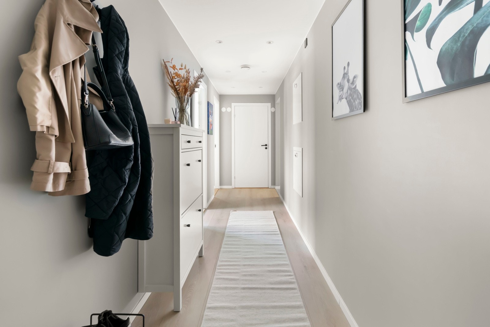 Innbydende entré med plass til garderobe, samt oppheng av ytterklær og plassering av sko. Galleribilde