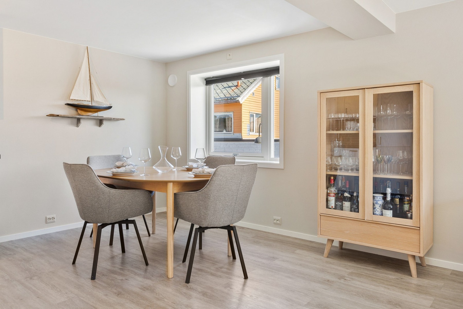 Store vindusflater gir godt med naturlig lysinnslipp. Galleribilde