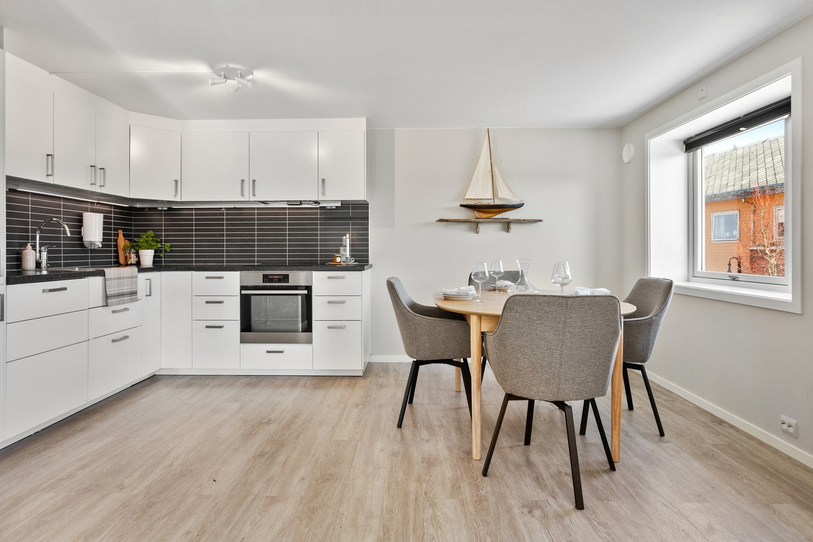 Kjøkkenet er malt i nøytrale farger og har laminatgulv. Det er plass til spisegruppe vedsiden av kjøkken. Galleribilde