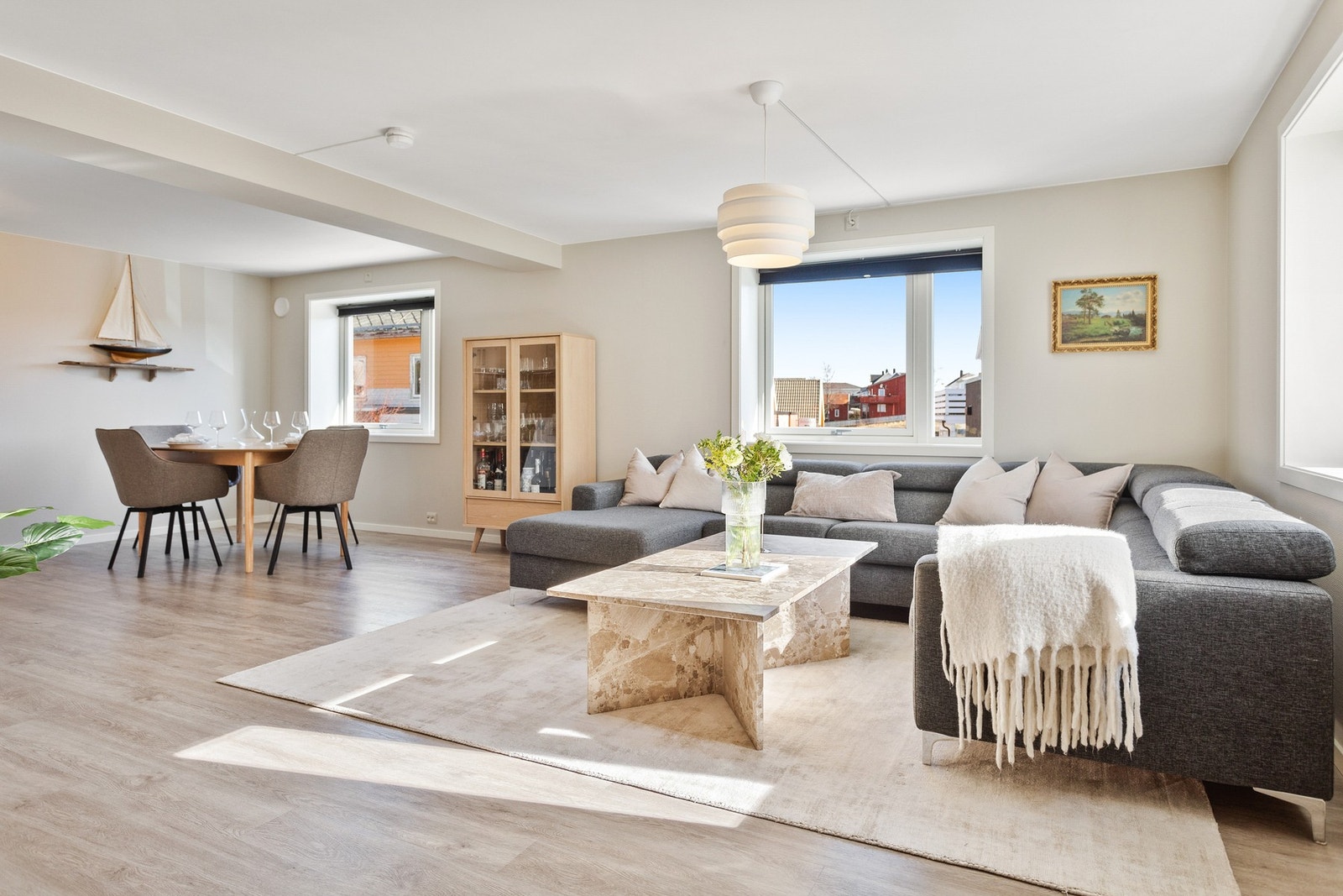 Stuen har god plass til sofagruppe. Galleribilde