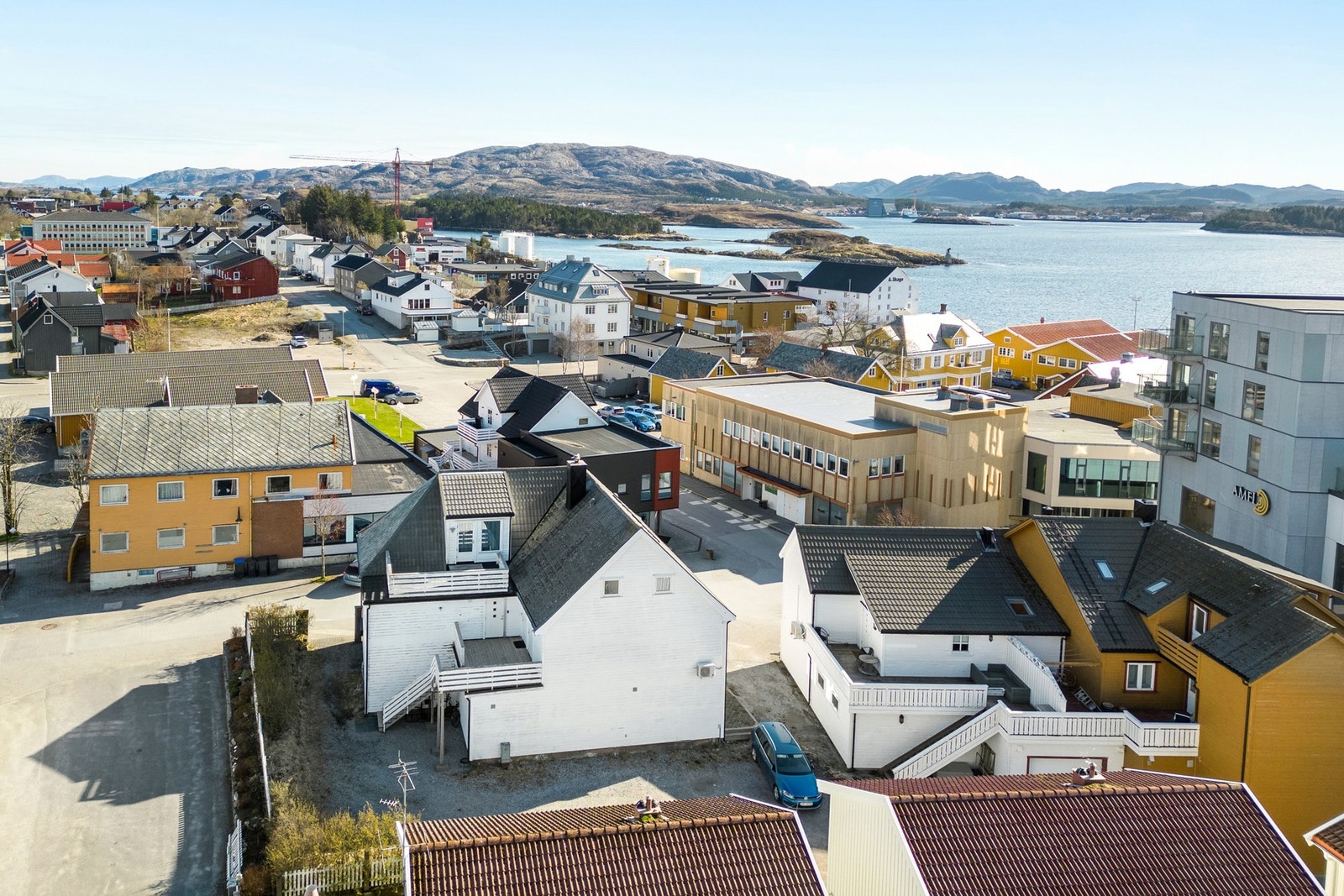 Boligen ligger svært sentralt til med korte avstander til dagligvare, skole og barnehage. Galleribilde