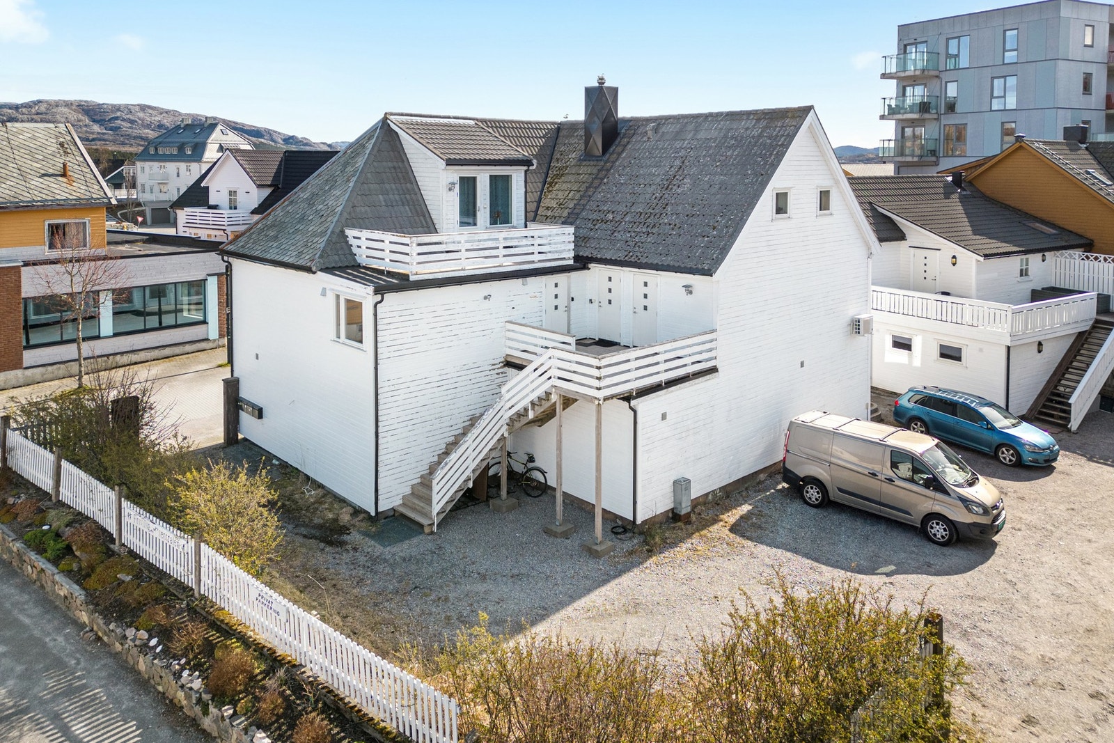 Boligen har parkeringsplass i bakgård. Galleribilde