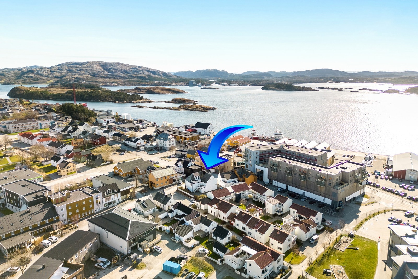 Boligen ligger fint til med korte avstander til fjell og fjord. Det er flere fine rekreasjonsmuligheter i nærheten. Galleribilde