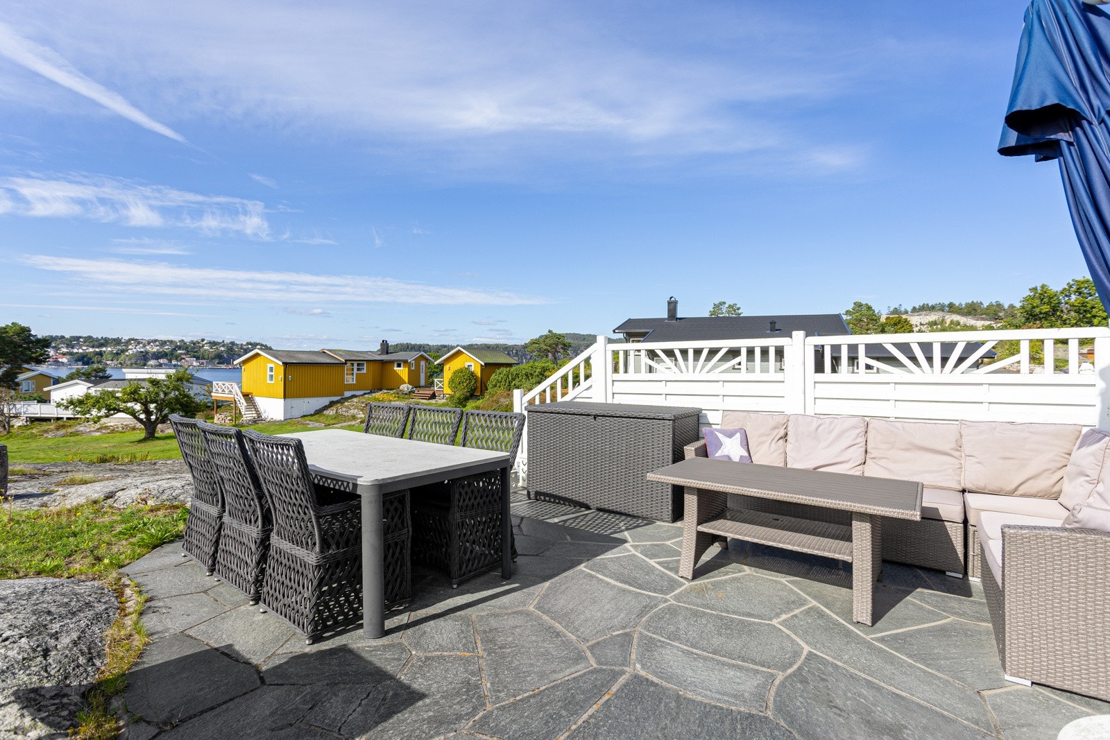 Solrik uteplass tilhørende leiligheten. Galleribilde