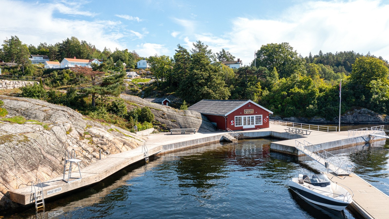 Leiligheten har tilgang til stort og flott bryggeanlegg og sjøbod. Galleribilde