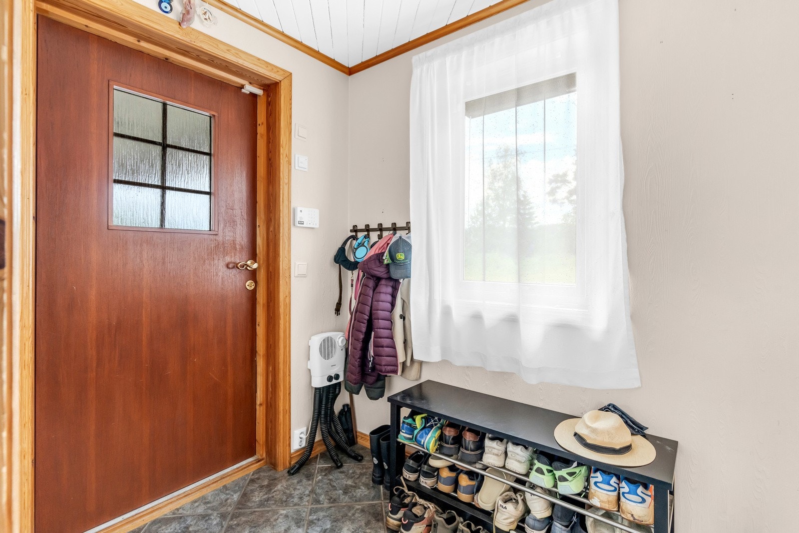 Entreen er hensiktsmessig flislagt og har gulvvarme. Galleribilde