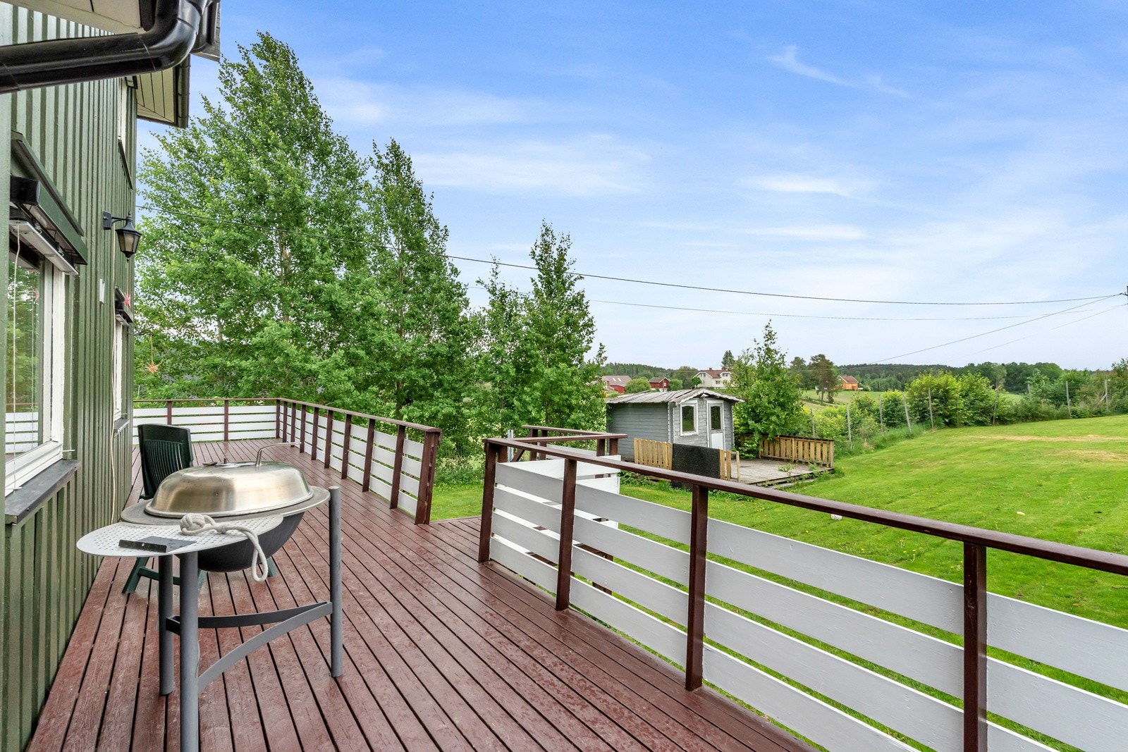 Fra terrassen har du god kontroll over barna som leker i den store hagen. Galleribilde