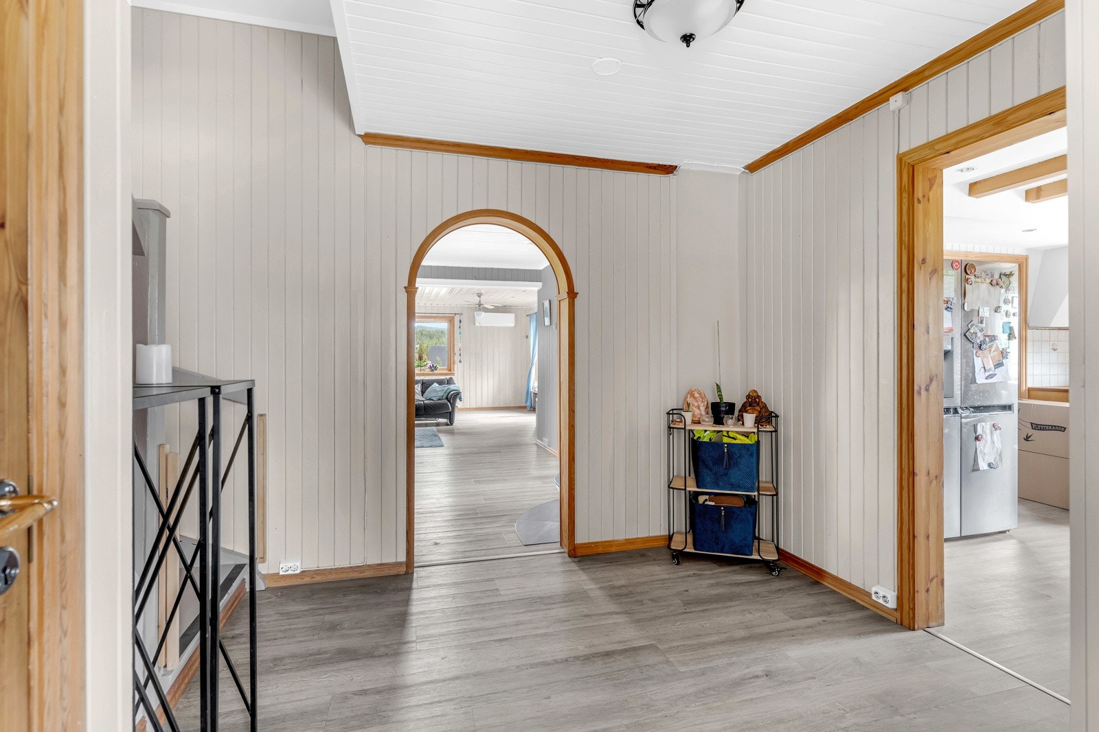 Fra entreen kommer man inn i en mellomgang med direkte adkomst til både stue og kjøkken. Galleribilde