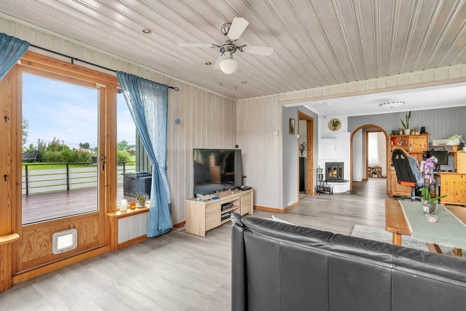 Det er godt med naturlig lysinnslipp i stuen, i tillegg har man downlights i taket. Galleribilde