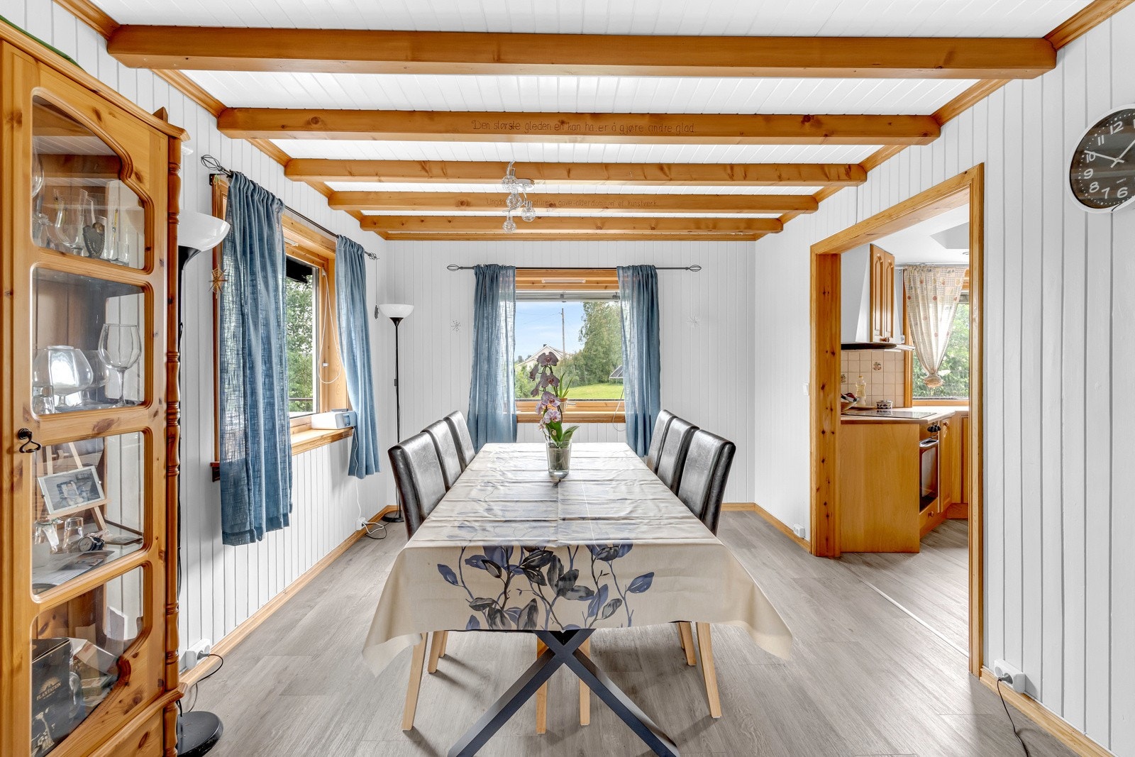 Mellom kjøkkenet og stuen er dert en stor spisestue. Her har du plass til et stort spisebord med tilhørende stoler, en perfekt plass for sosiale sammenkomster! Galleribilde