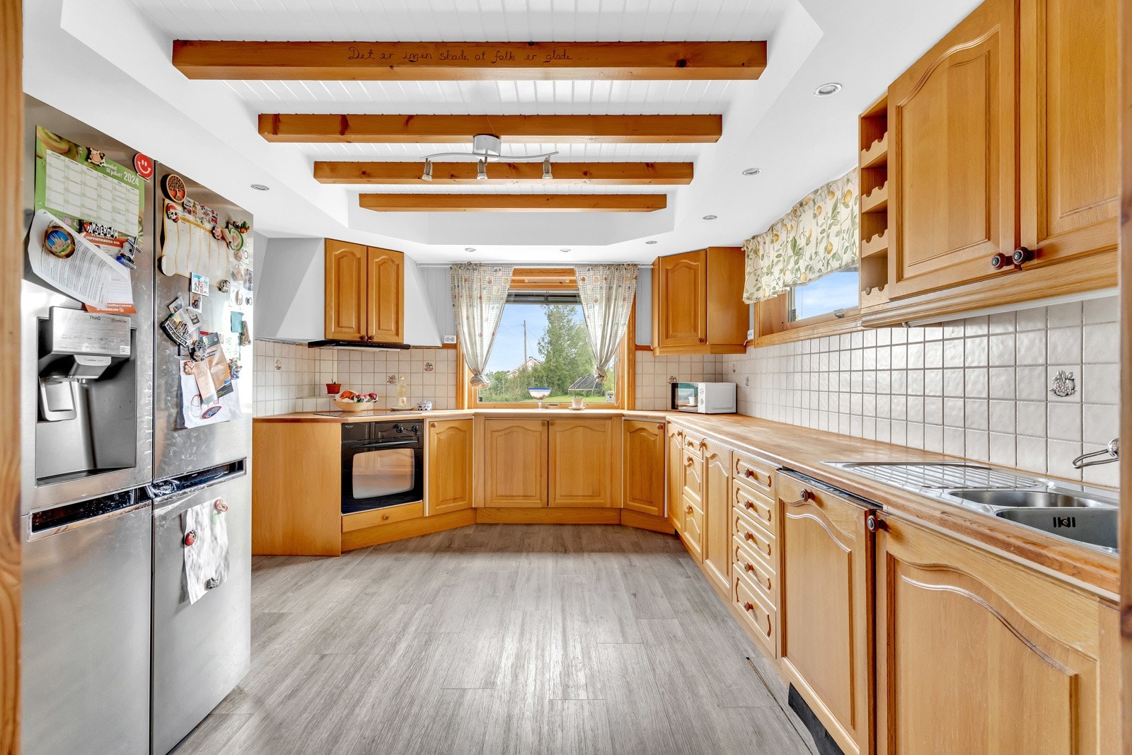 Kjøkkenet ligger tilknyttet entreen og er av god størrelse. Galleribilde