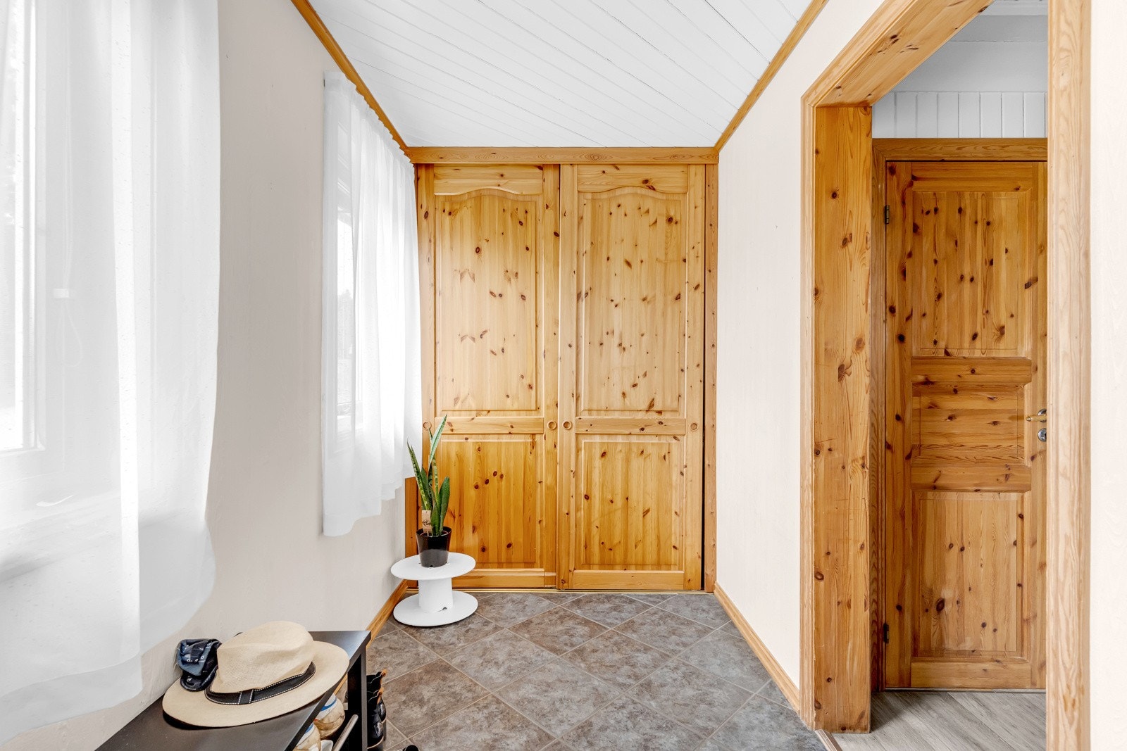 Det er god plass til å sette fra seg sko, det er også en plassbebygd skyvedørsgarderobe. Galleribilde