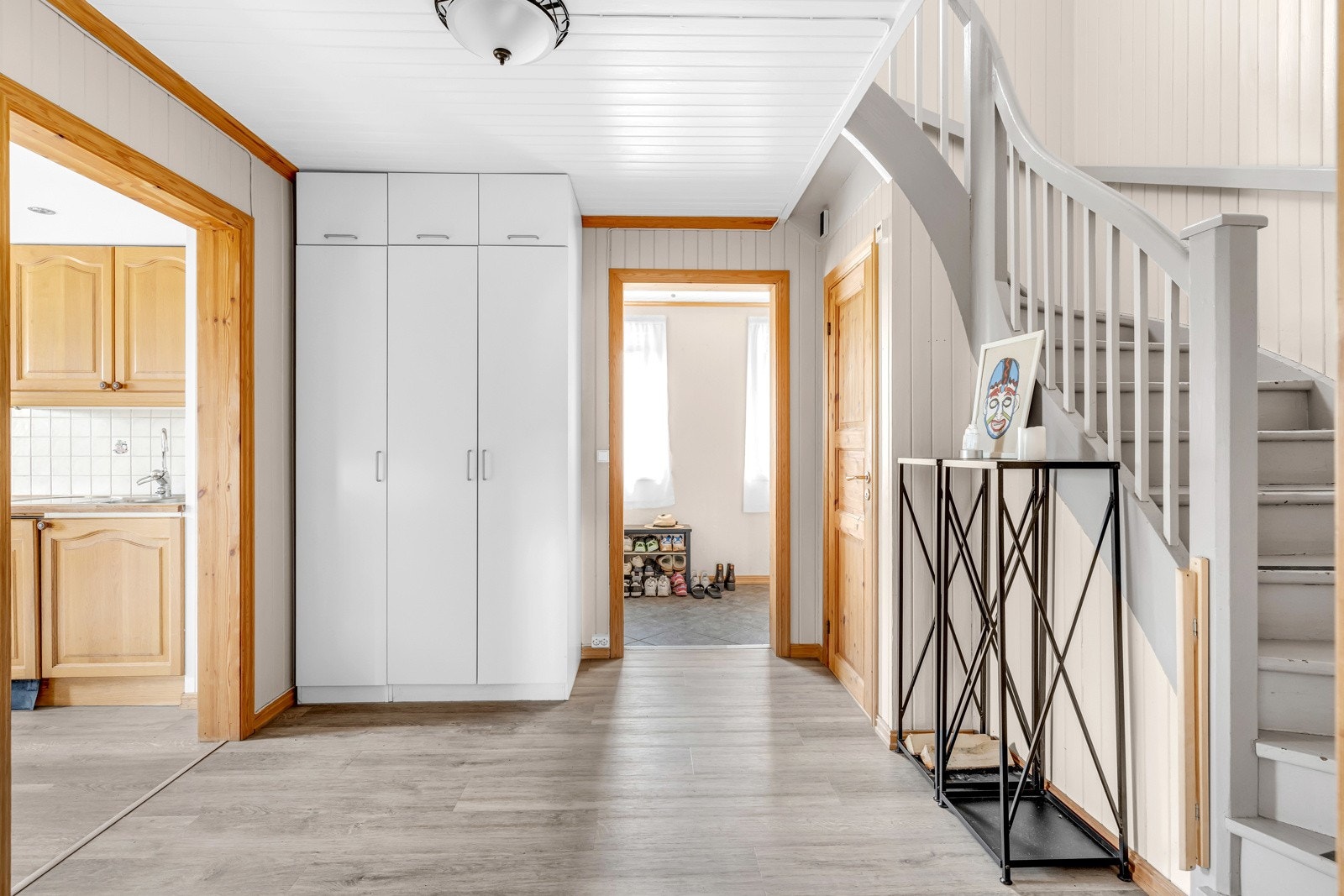 Fra gangen er det en trapp opp til andre etasje. Galleribilde