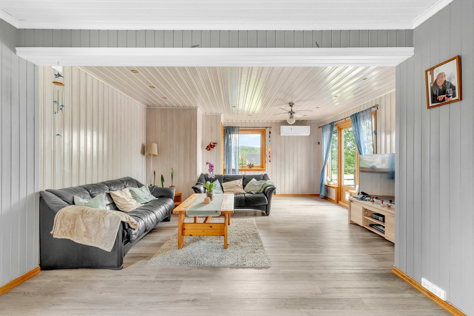 Boligen har en romslig stue med gode møbleringsmuligheter. Galleribilde