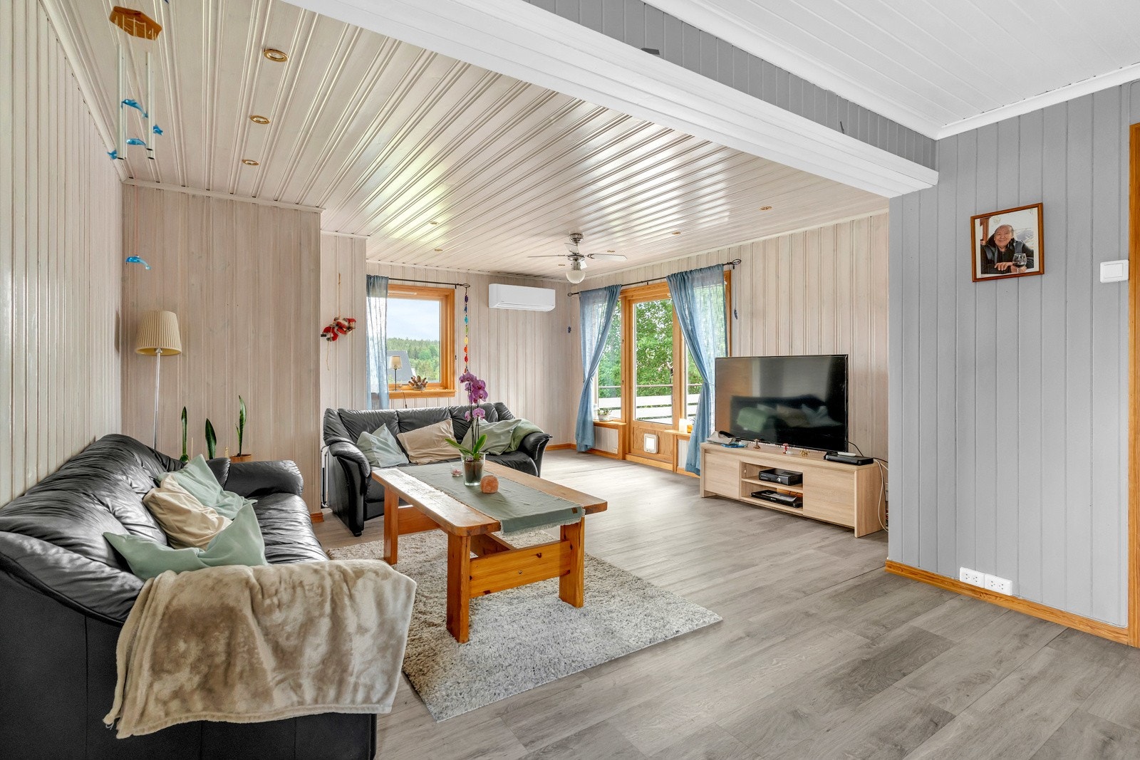 Stuen er holdt i lyse farger og har laminat på gulvet. Galleribilde