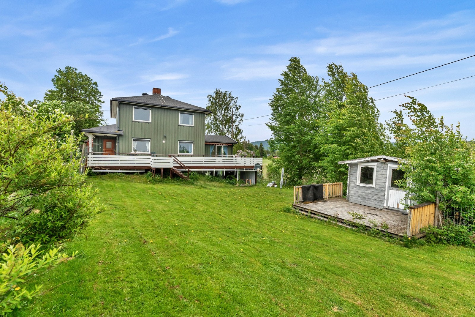 Boligen har 4 romslige soverom og stor stue- og kjøkkenløsning. Solrik og fin beliggenhet med stor terrasse. Galleribilde