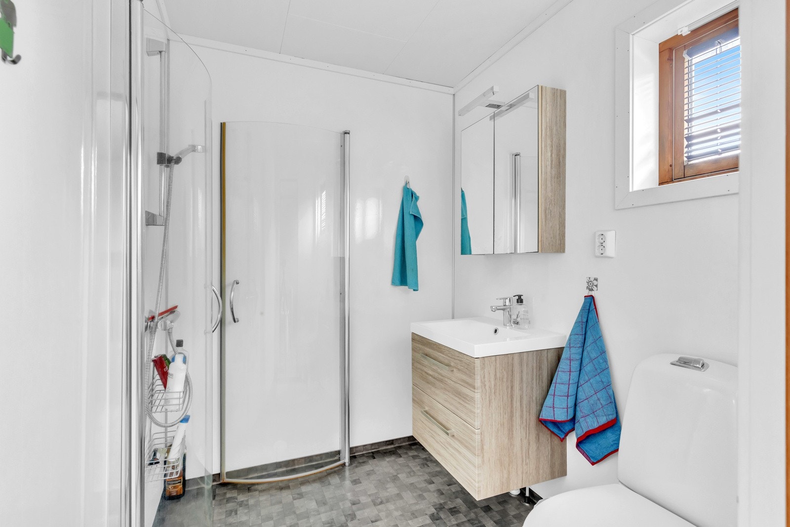 Badet ligger i andre etasje og ble renovert i 2018. Gulvet er belagt med gulvbelegg og har elektrisk gulvvarme, veggflatene er kledd med våtromsplater. Galleribilde