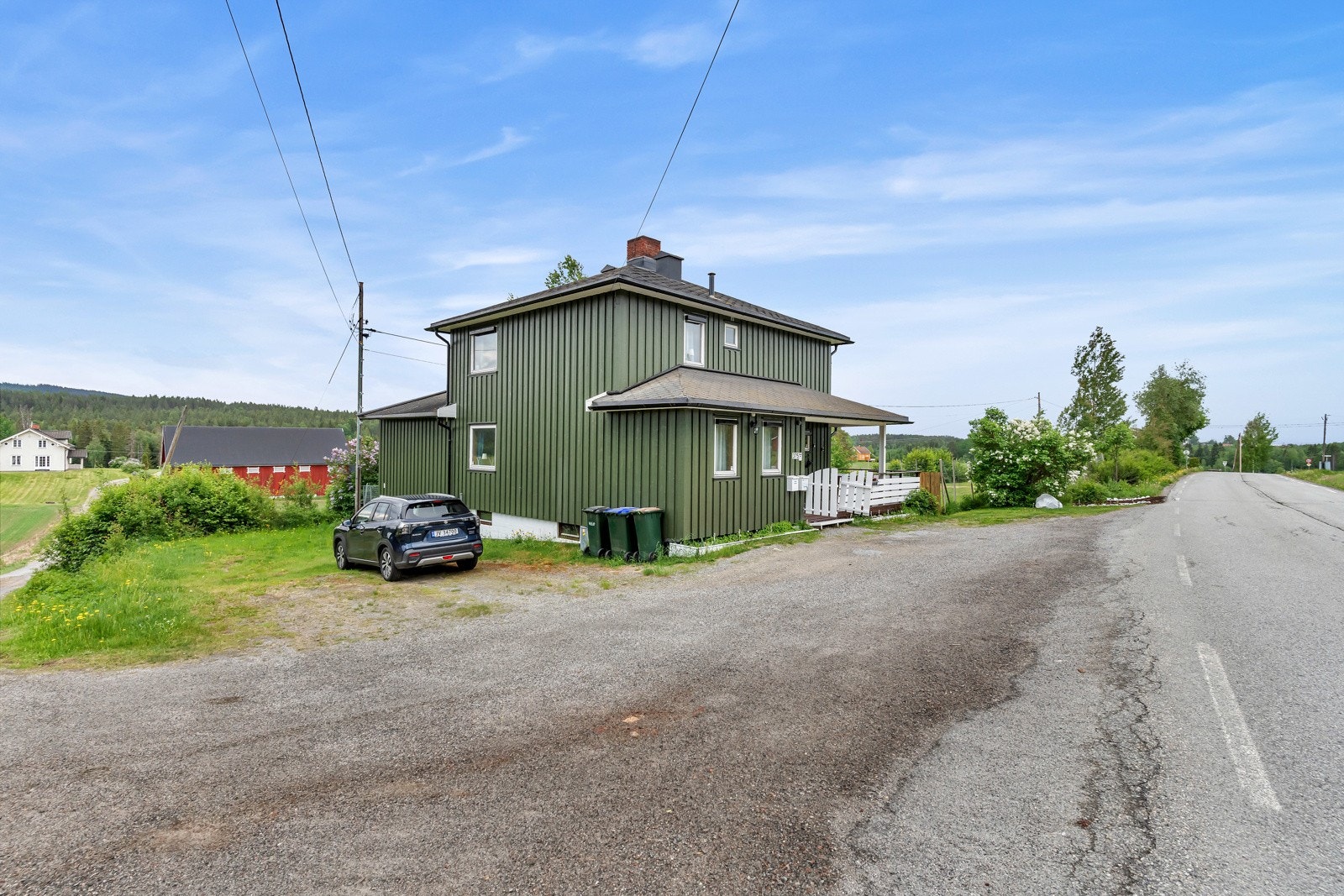 Parkering gjøres på gruset gårdsplass eller i garasjen. Galleribilde