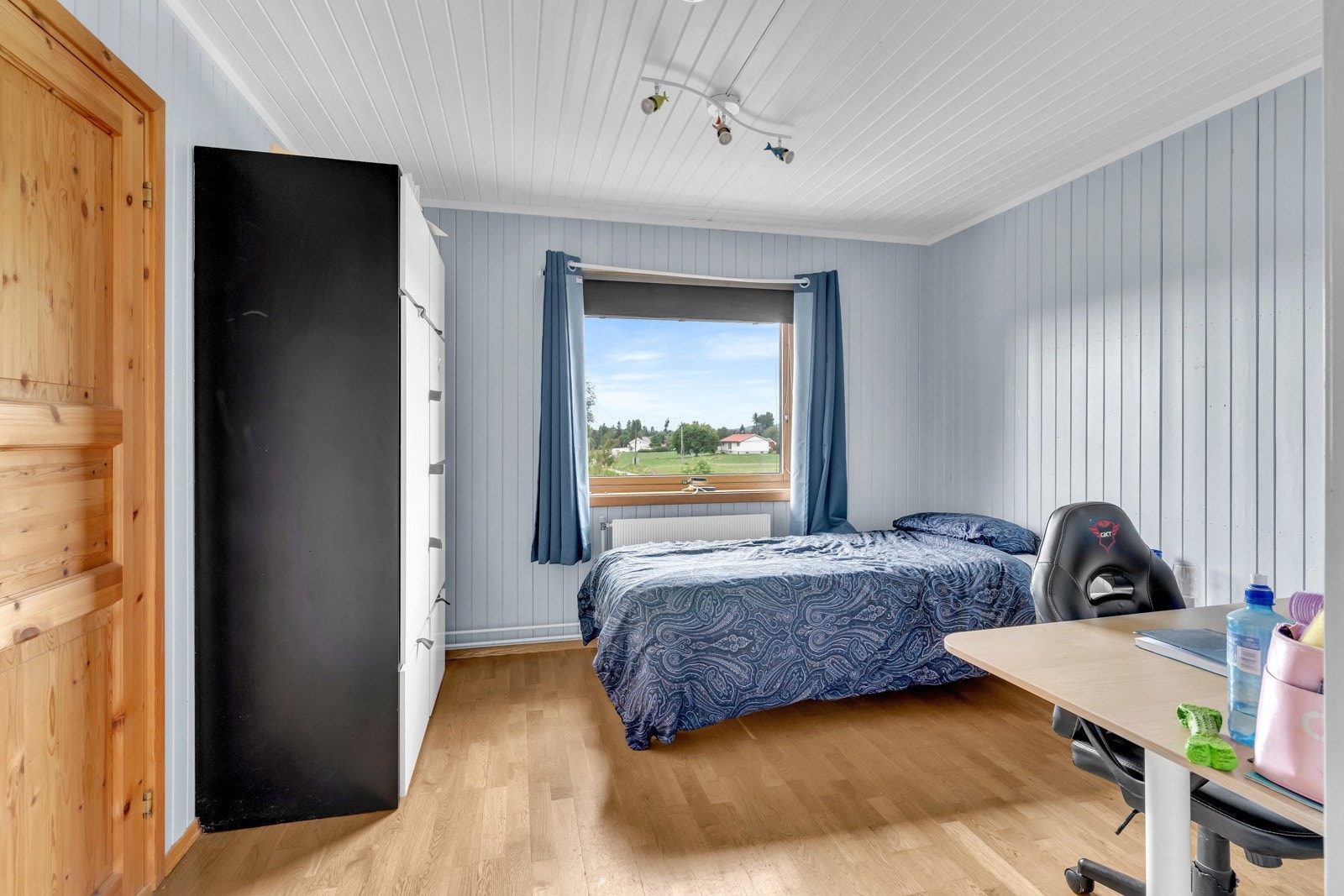 3 av soverommene ligger i andre etasje, mens det største soverommet ligger i kjeller. Galleribilde