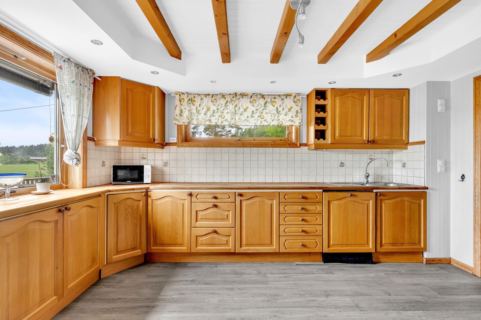 Videre har kjøkkenet nedfelt oppvaskkum med ett-greps armatur og benkeskapsbelysning under overskap. Galleribilde