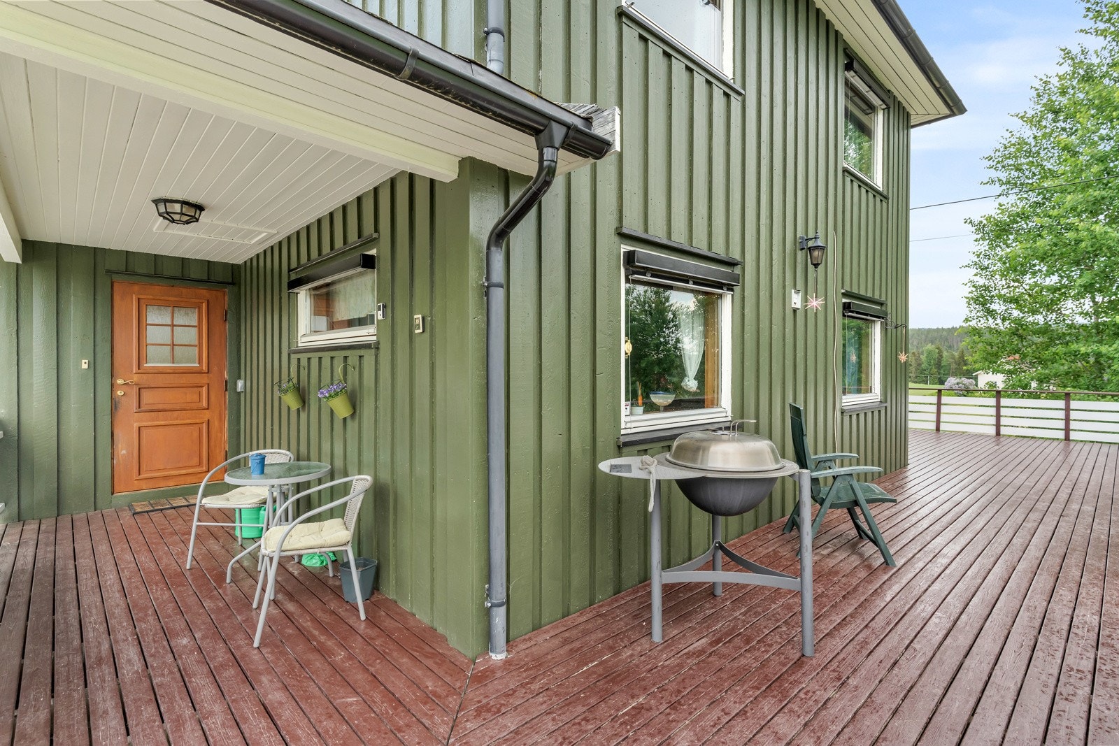 Boligen har en hyggelig adkomst via en terrasse med overbygg. Galleribilde