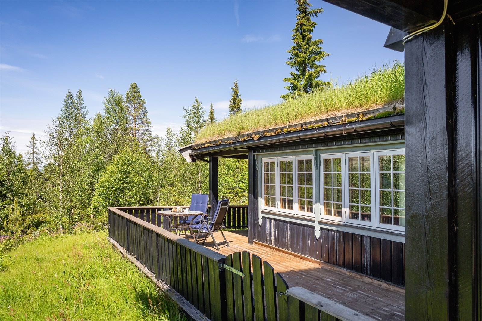 Terrassen som strekker seg på flere sider av hytta er dels overbygd flere steder og har et areal på hele ca. 58 kvm. Galleribilde