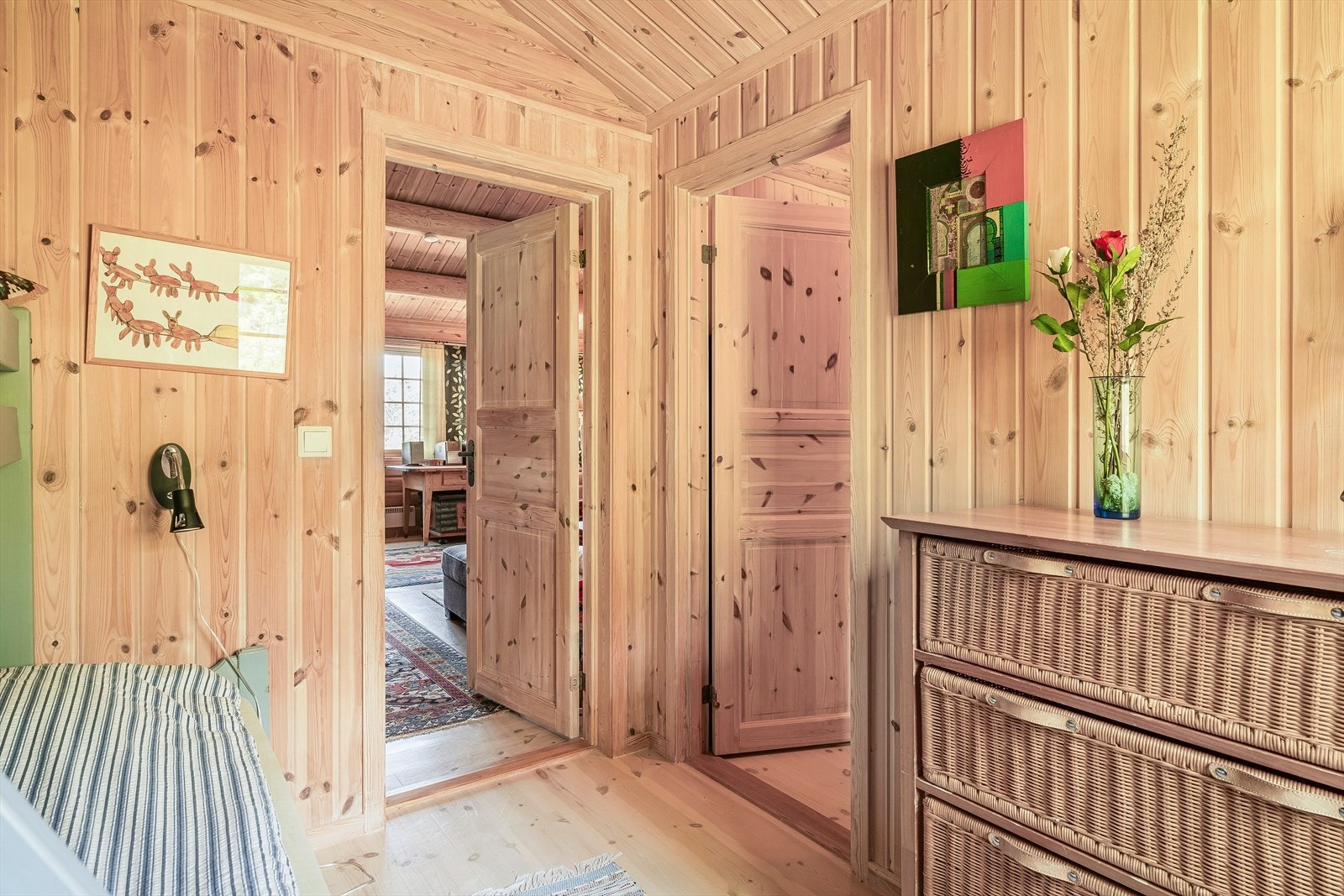 Stuen og døren inn til det tredje soverommet, sett fra soverom 2 i første etasje. Galleribilde