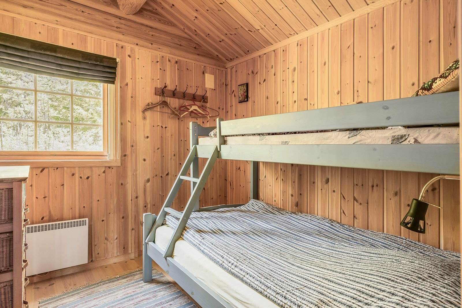 De to øvrige soverommene i første etasje ligger i tilknytning til hverandre, med adkomst fra stuen. Galleribilde