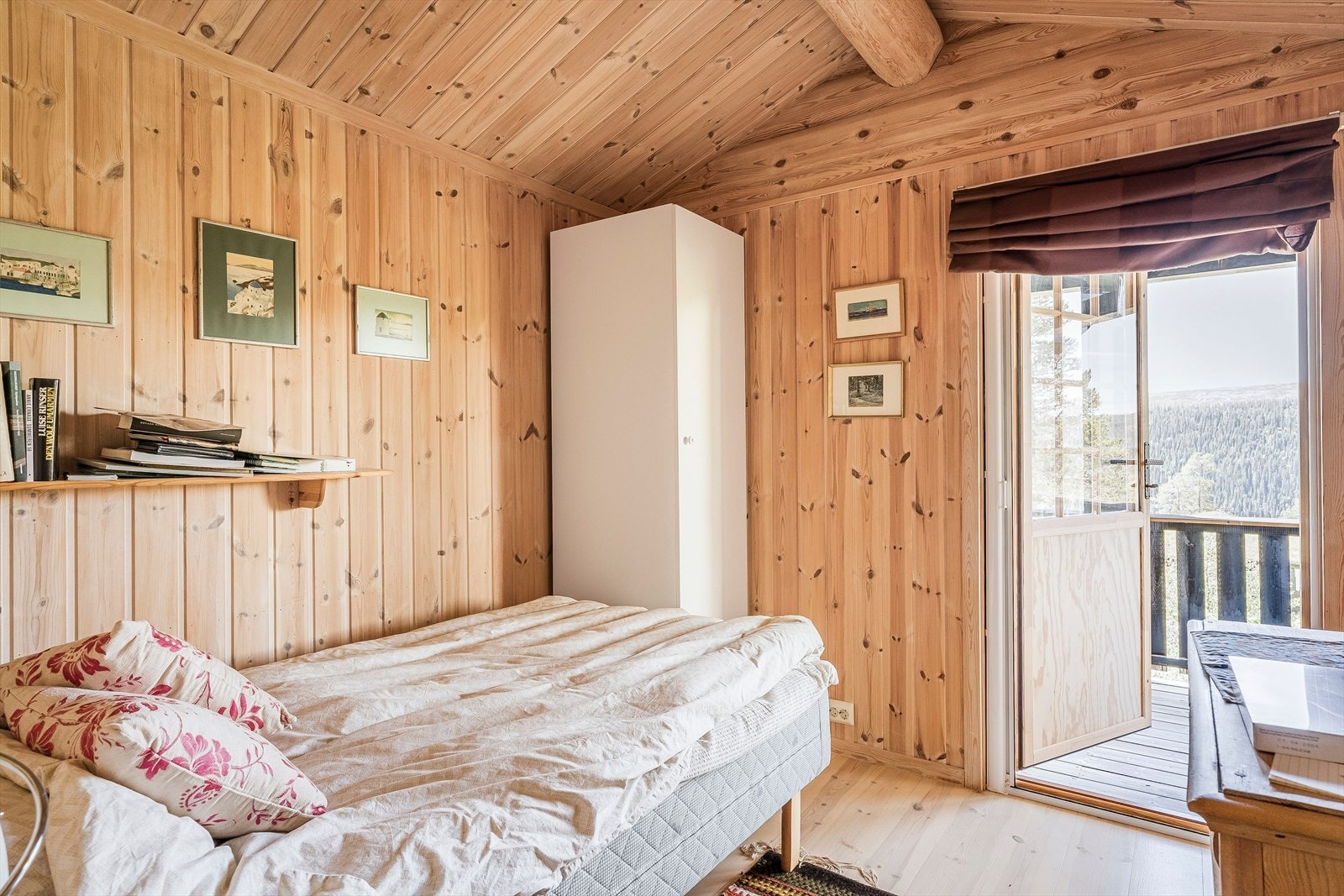 Det andre soverommet i andre etasje er innredet med garderobeskap og har plass til en romslig seng. Galleribilde