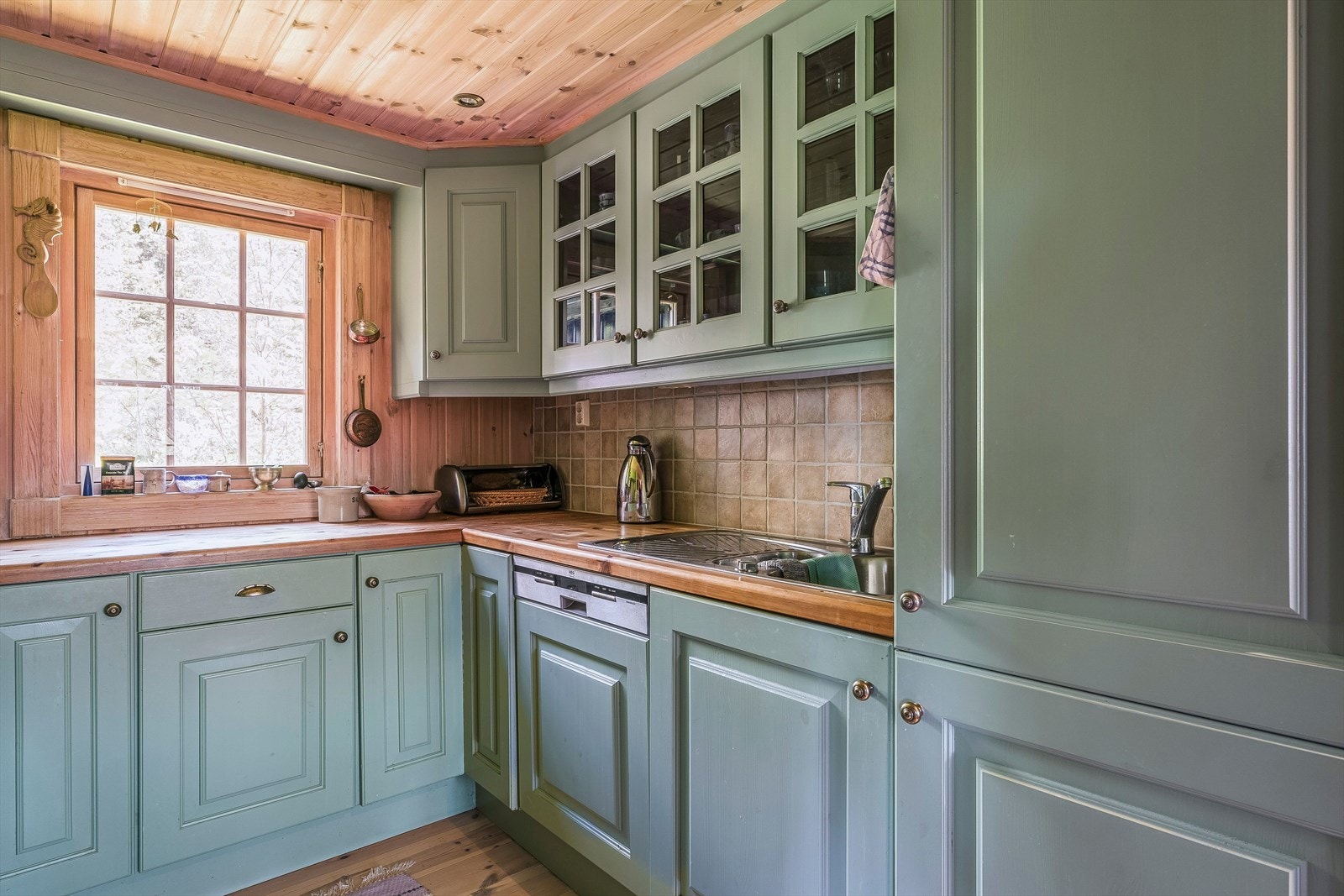 Innredningen har noen fronter med glass, samt fliser over benkerygg og downlights i himling. Galleribilde