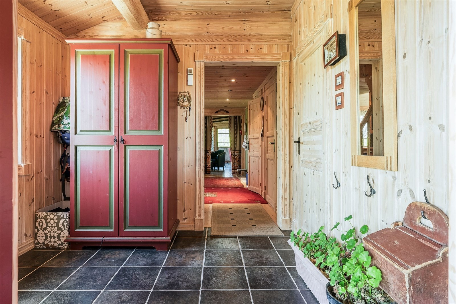 Velkommen inn! En romslig og flislagt entré med varmekabler i gulv, i tillegg til varmepumpen som er montert over døren. Galleribilde