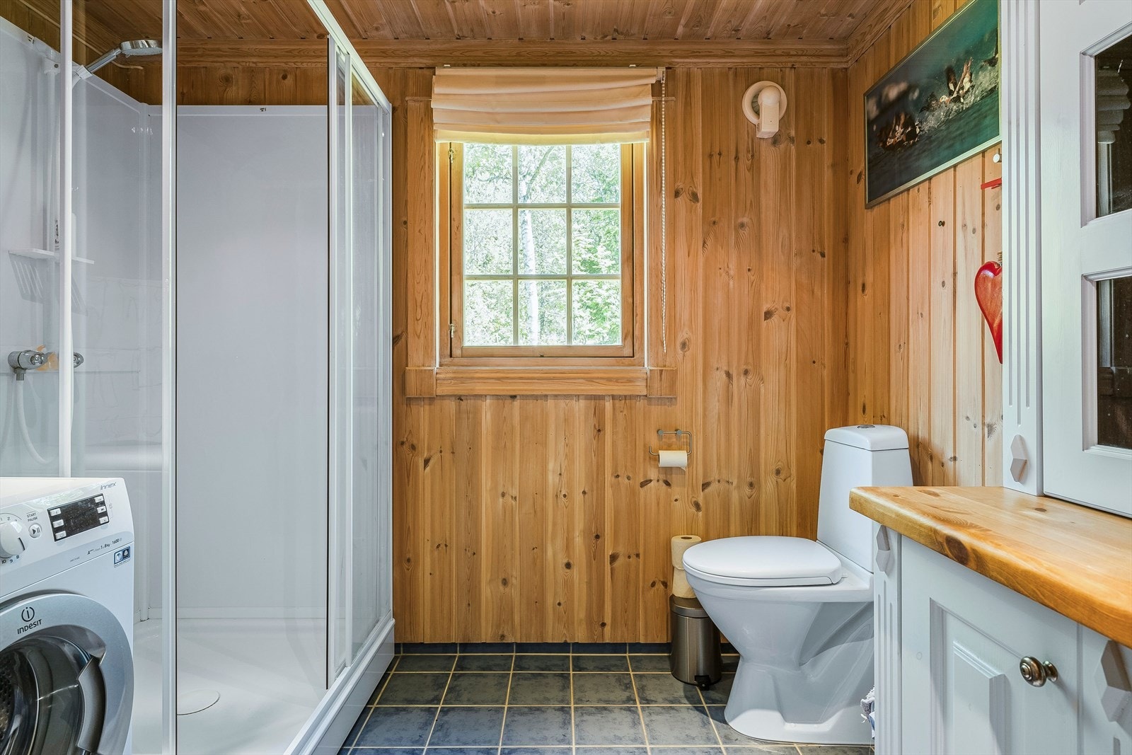 Badet i første etasje har også opplegg for vaskemaskin og veggmontert vifte. Galleribilde