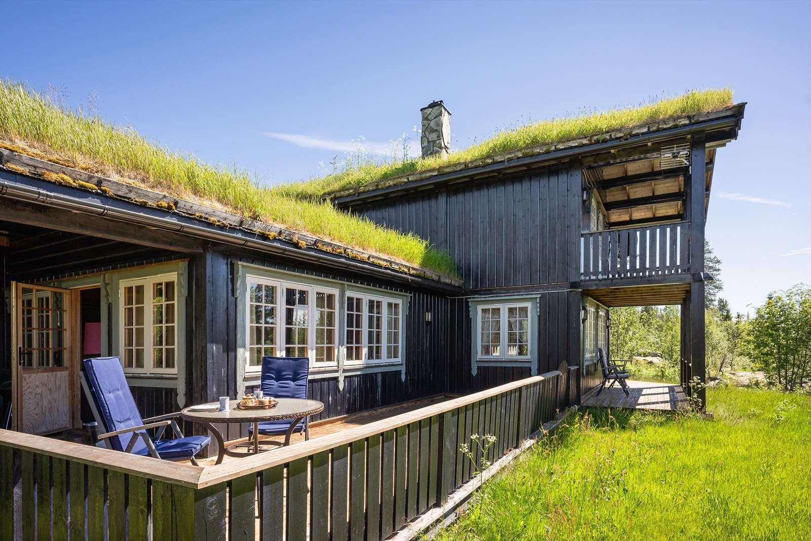 Er du på jakt etter en særdeles romslig, innholdsrik og solid hytte i en kommune som byr på fantastiske friluftsområder og ekte villmark, kan dette være hytta for deg! Galleribilde