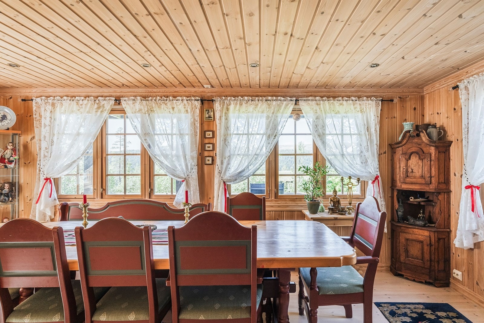 Innenfor mellomgang-/stue er det god plass for f.eks. en spisestue. Rommet har vinduer på tre sider, som sørger for at man kan nyte et fint utsyn mens man inntar et måltid. Galleribilde