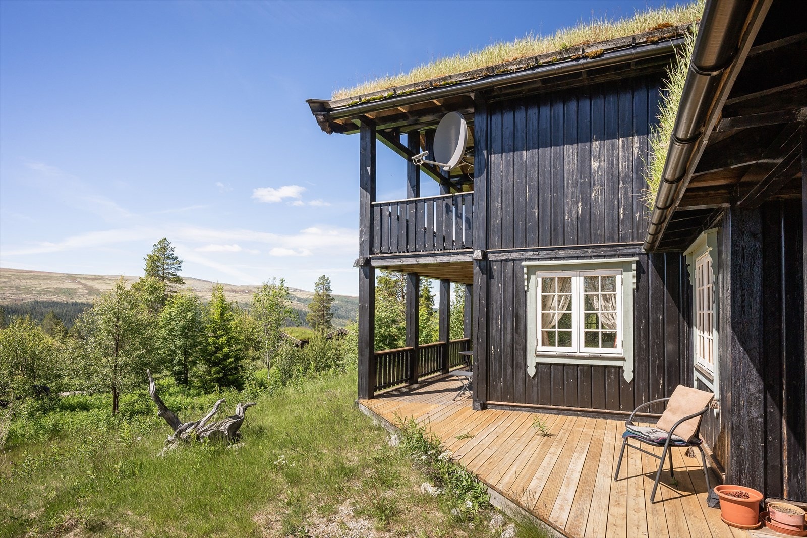 Du ønskes velkommen til en romslig og dels overbygd terrasse som er tilknyttet overbygd inngangsparti og carport. Galleribilde