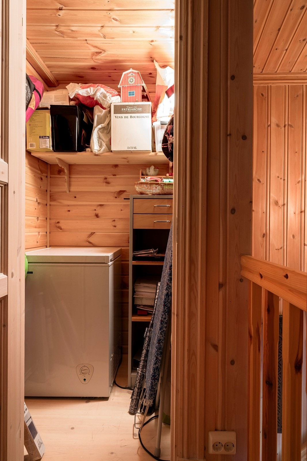 Vegg-i-vegg med badet i første etasje er det en praktisk bod/teknisk rom med fin lagringsplass. Rommet huser ellers vv-bereder, sikringsskap og fordelingsskap for rør. Galleribilde