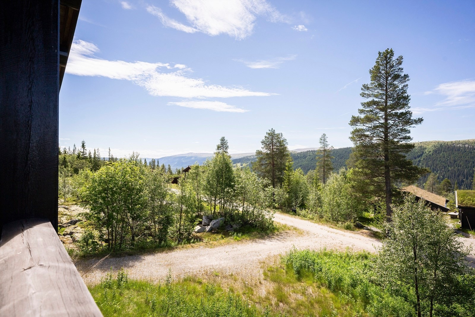 Med 180 graders utsikt mot noen av fjellområdene i kommunen, kan du nyte synet av bl.a. Storhøa, Tverrfjellet og Kvitvorda. Galleribilde