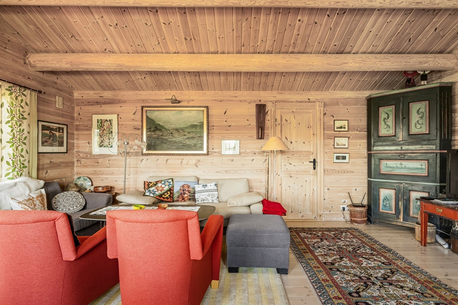 Stuen har god plass til flere sittemøbler, og har adkomst til to av hyttas' tre soverom i første etasje. Galleribilde