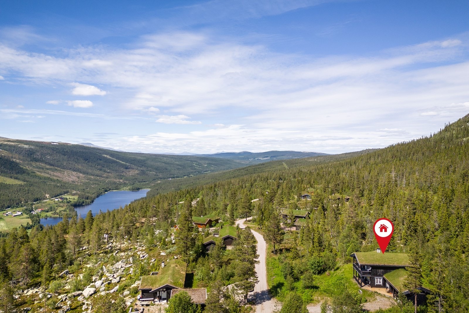 Eiendommen har en flott, sørvest-vendt beliggenhet i Solheim hyttegrend, ca. 776 moh. Området ligger nord for Trysil og sør for Femundsmarka, kun ca. 3 km opp fra Engerdal sentrum og med snaufjellet en kort gåtur unna. Galleribilde