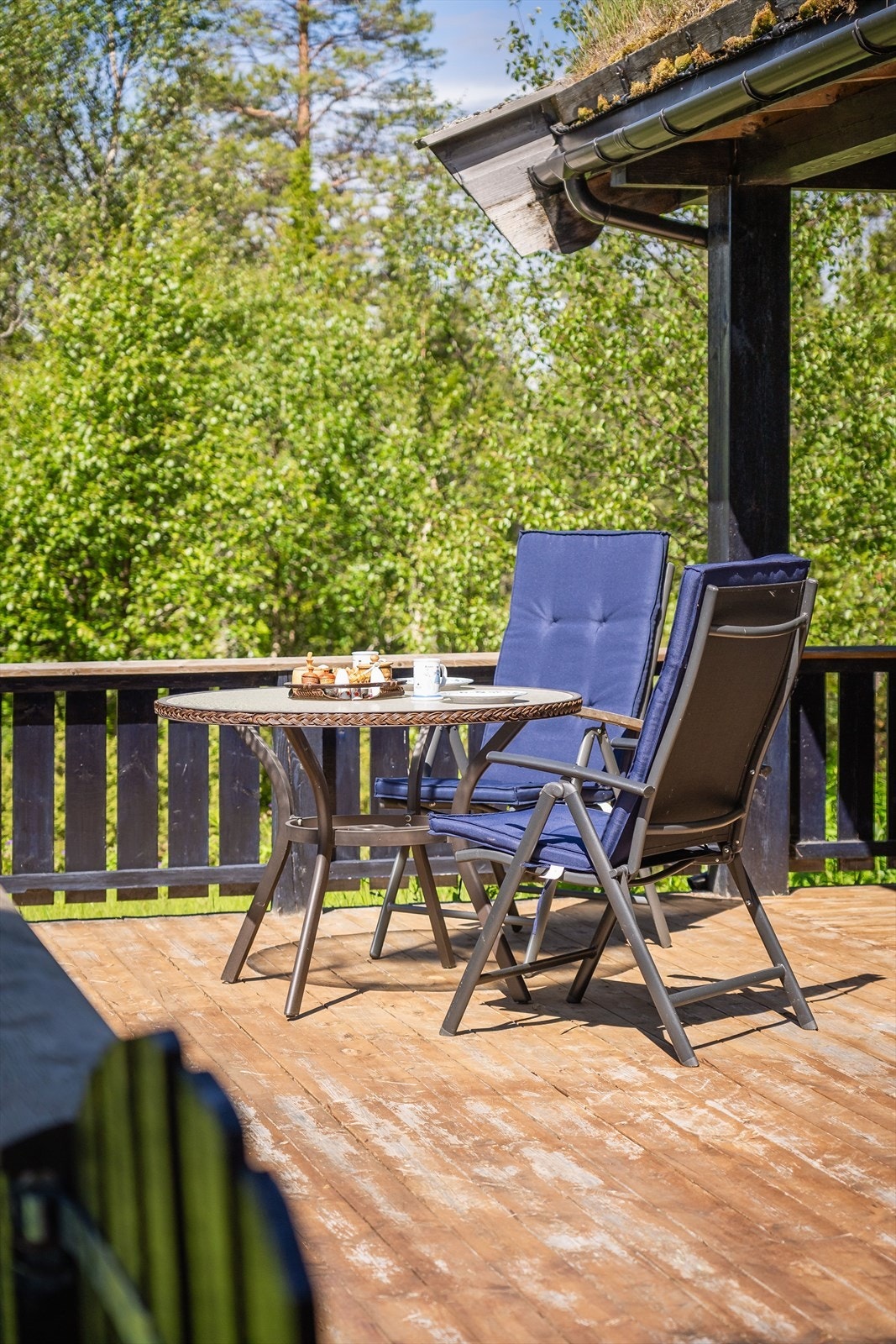 Terrassen gir gode muligheter for å møblere i flere soner, i tillegg til flere bruksmuligheter med tanke på vær og vind. Galleribilde