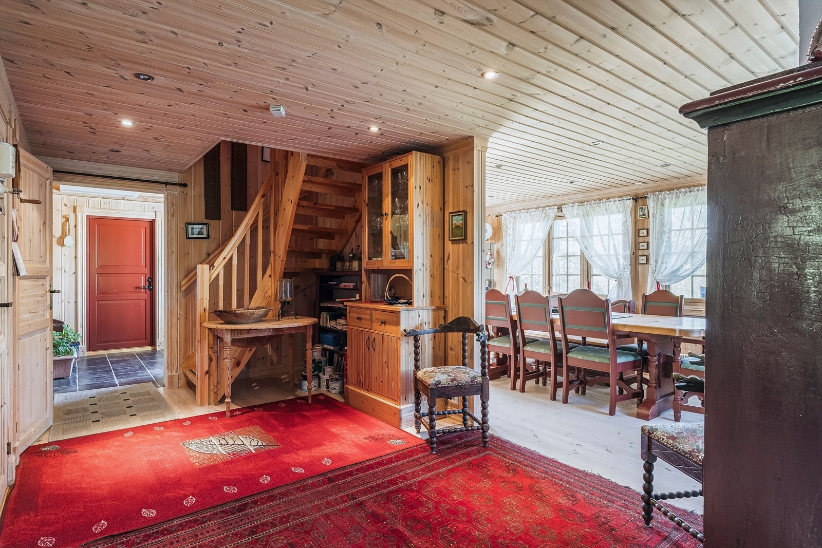 Fra entréen kommer man inn i en mellomgang-/stue, som ligger i åpen løsning med kjøkkenet og spisestuen. Galleribilde