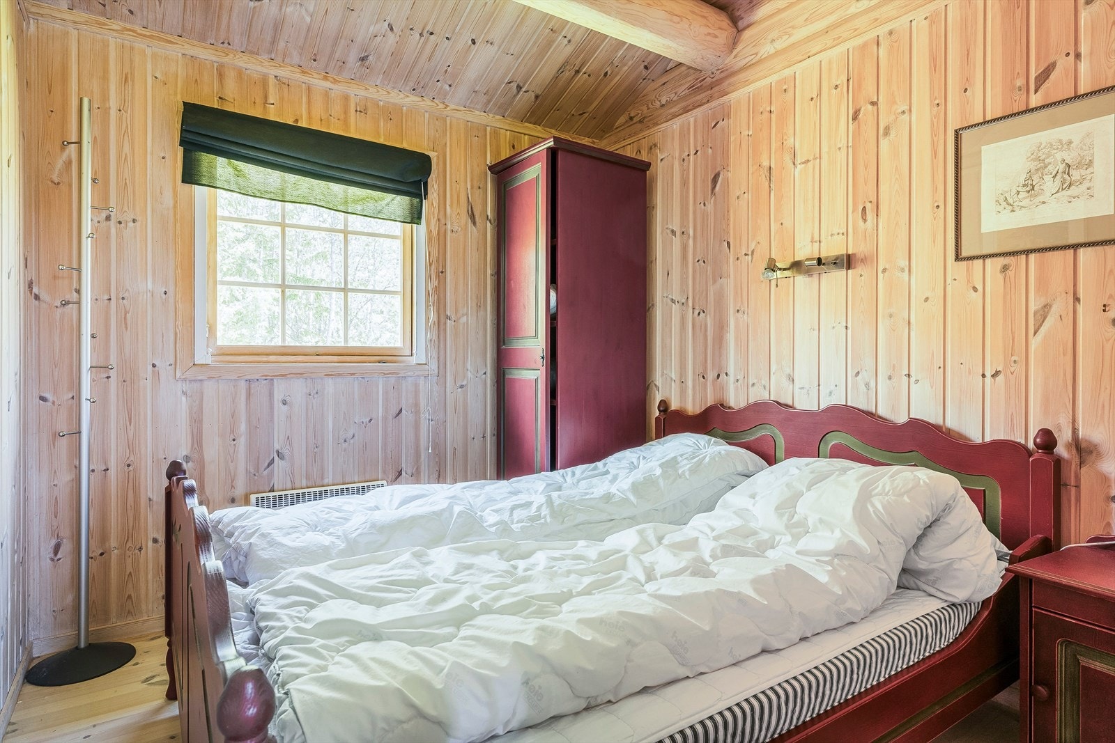 Hovedsoverommet befinner seg i første etasje i tilknytning til entréen, og ligger derfor litt for seg selv. Rommet har plass til dobbeltseng, og ligger vendt mot øst. Galleribilde