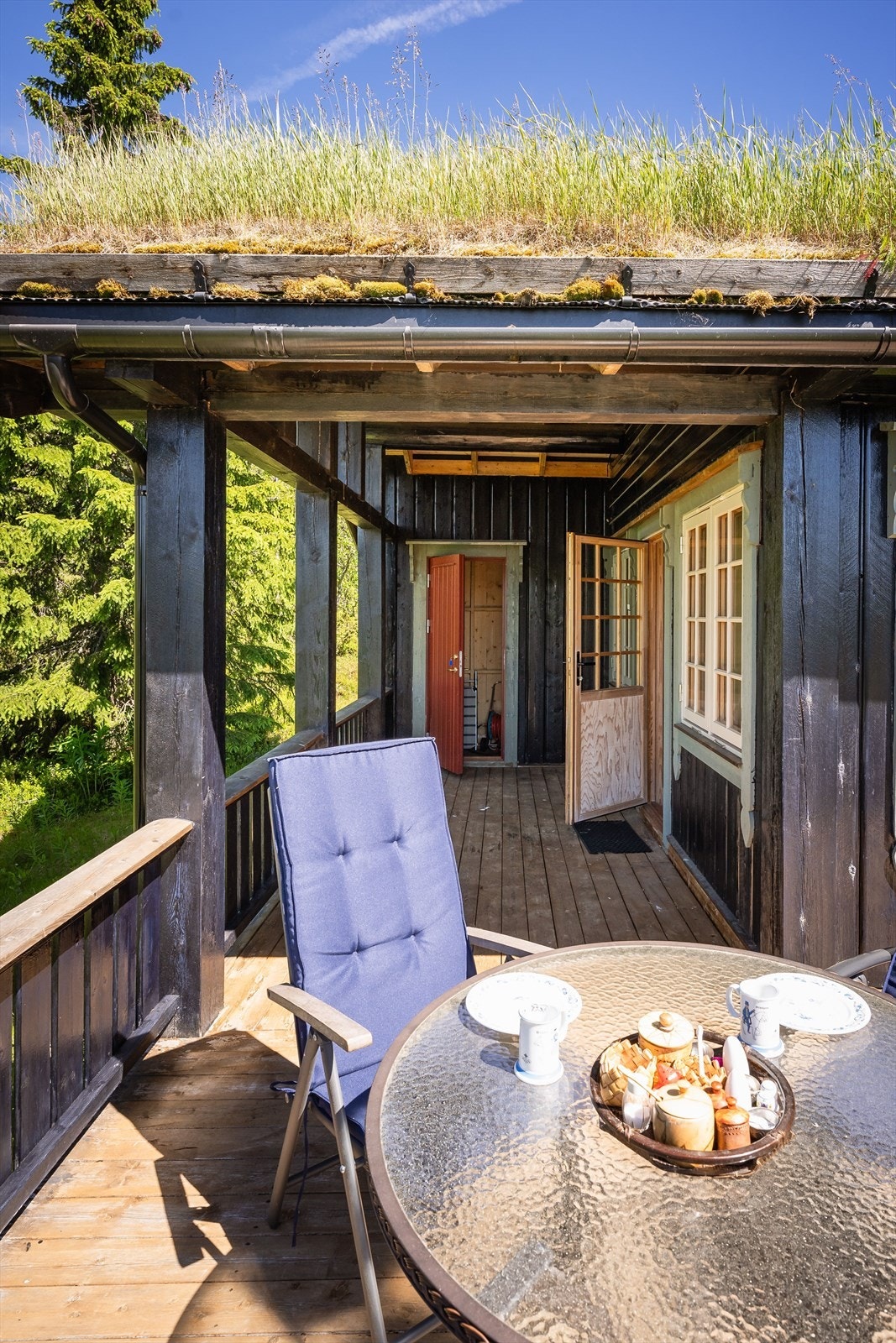 Det er godt med lagringsplass i flere boder, og med en bod tilknyttet overbygd terrasse ved stuen kan man hente ved med tak over hodet. Galleribilde