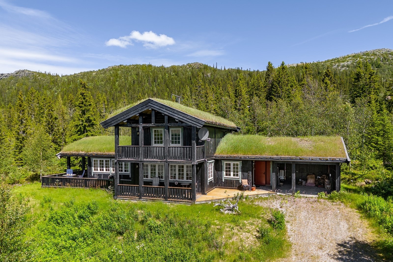 Velkommen til fantastiske Engerdal og denne flotte fritidseiendommen i Rugdeveien 6! Hytta som ble oppført i 2007, inneholder bl.a. hele 6 soverom og 2 bad. Galleribilde