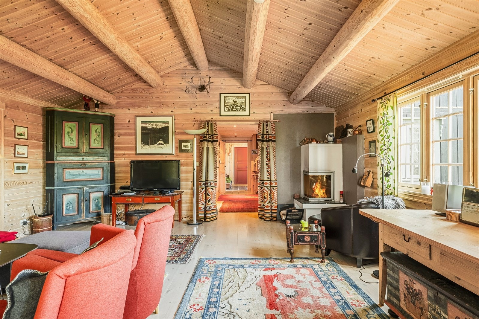 Peisovnen sørger for god varme på de kjøligere dagene, eller om man bare vil fyre for kosens skyld. Galleribilde