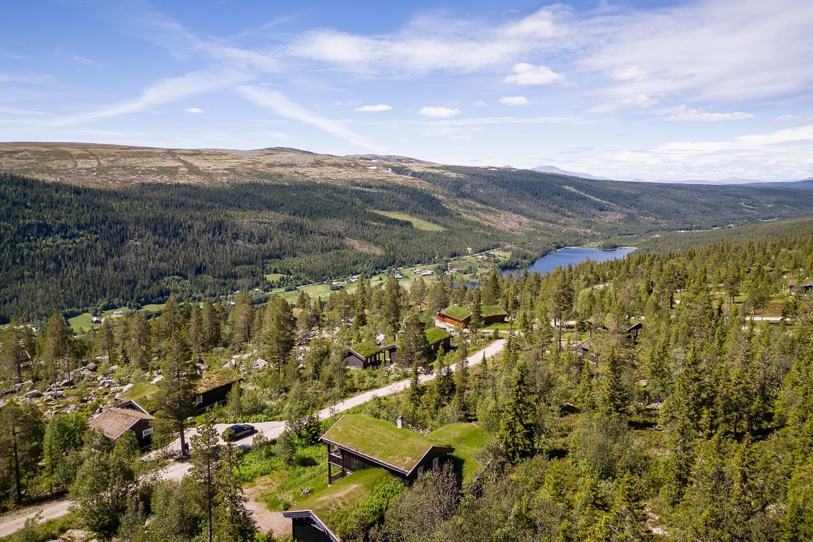 Eiendommen ligger fint og skjermet til, samtidig som den byr på fantastisk utsikt og gode solforhold. I nærheten av eiendommen finner man også en gapahuk med grillmuligheter, samt preparert akebakke. Skiløypene starter rett overnfor hytta. Galleribilde